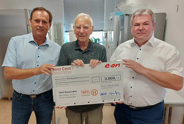 Horst Heid (links, Betriebsratsvorsitzender) und Thomas Sprang (rechts, Leiter Region Franken) von der Bayernwerk Netz GmbH bei der Spendenübergabe an Peter Auktor (Gründer der Tafel Gemünden) Foto: Thomas Karg